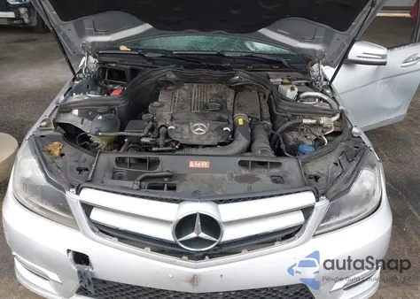 2012 Mercedes-Benz C 250 Luxury z USA, uszkodzony, nr VIN WDDGF4HB7CR233289